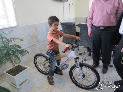 اهداء دوچرخه توسط فرماندار به یکی از مدد جویان نیازمند