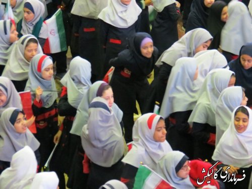  سرود 1357 نفره دانش آموزان دختر با حضور فرماندار گالیکش اجرا شد