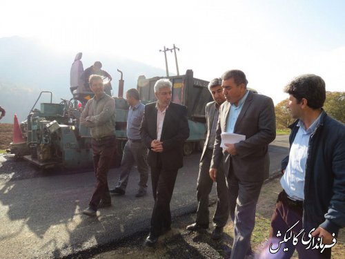 بازدید فرماندار گالیکش از اجرای پروژه روکش آسفالت در محور دهستان نیلکوه