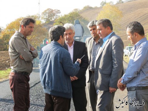 بازدید فرماندار گالیکش از اجرای پروژه روکش آسفالت در محور دهستان نیلکوه