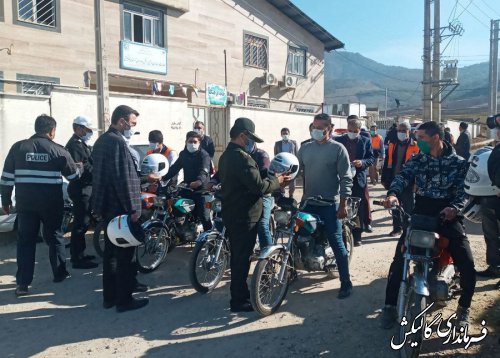 اهدای کلاه ایمنی به تعدادی از راکبین موتورسیکلت بمناسبت روز ایمنی موتور سواران در گالیکش