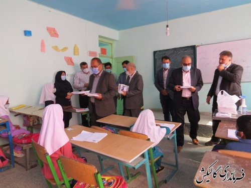 توزیع بیش از ۱۰۰ بسته لوازم التحریر اهدایی موکب حسین ابن علی(ع) گالیکش در مدارس شهرستان 
