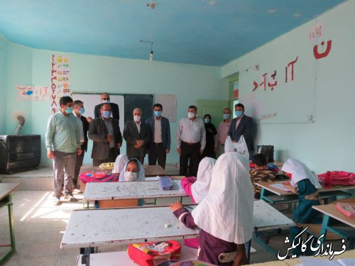 توزیع بیش از ۱۰۰ بسته لوازم التحریر اهدایی موکب حسین ابن علی(ع) گالیکش در مدارس شهرستان 