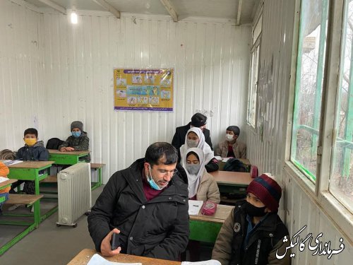 بازدید مشترک فرماندار گالیکش و مدیرکل بنیاد مسکن استان از وضعیت مدرسه کانکسی در روستای یورت کاظم