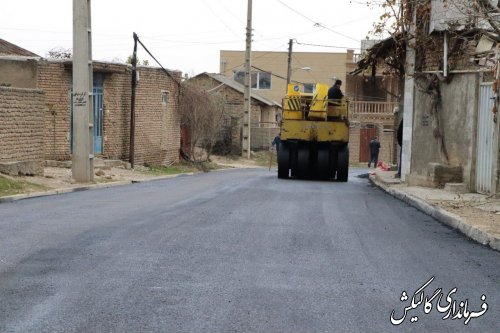 آغاز عملیات اجرایی آسفالت بخشی از معابر روستای تراجیق شهرستان گالیکش 