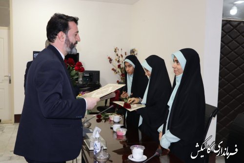 نشست صمیمی فرماندار گالیکش و مدیر آموزش‌وپرورش شهرستان با دختران گروه سرود بنات الزهرا 