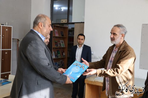 دیدار سرزده فرماندار شهرستان با مدیر و مسئول کتابخانه شهدای ۱۲ دی گالیکش 