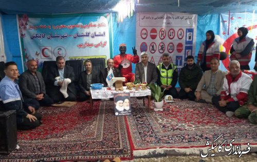 استقبال فرماندار گالیکش و جمعی از مسئولین از اولین مسافران نوروزی در ورودی شرق استان