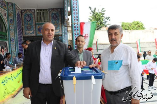 فرماندار گالیکش در ساعات اولیه رای گیری با حضور در مسجد جامع گالیکش رای خود را به صندوق انداخت